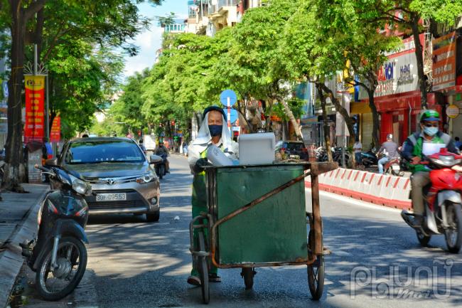 Cônh nhân dọn vệ sinh dùng khăn bịt kín phần đầu mặt khỏi nắng chiếu cháy da.