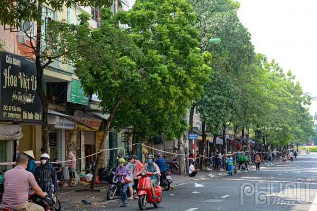 Người dân Hà Nội đổ xô đi mua lương thực trong ngày đầu tiên thực hiện giãn cách xã hội 