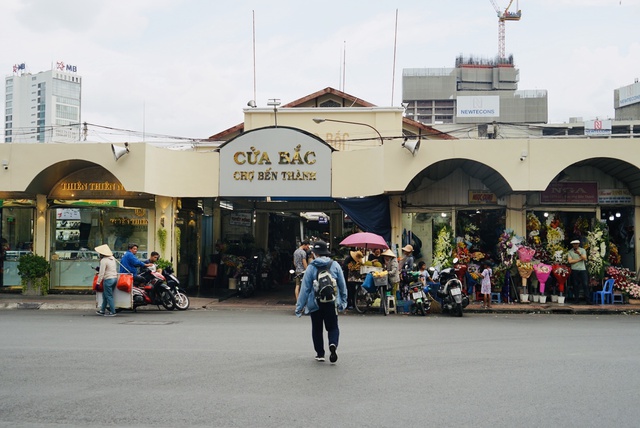 Người dân TP.HCM thích thú mua sắm và check-in sau khi chợ Bến Thành 'thay áo mới' - Ảnh 5.