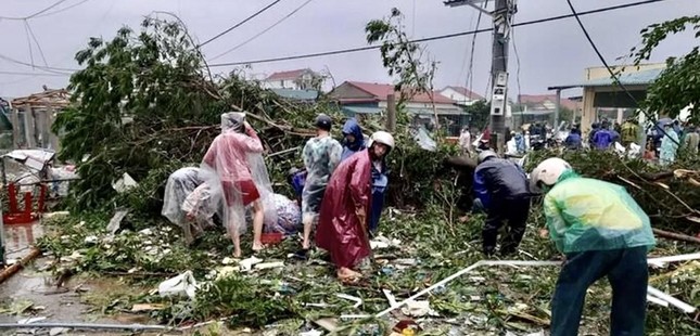 Người dân Cửa Việt hỗ trợ tìm lại vàng cho chủ tiệm.