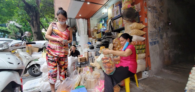   Tại quầy bán bỏng của chị Hà cũng liên tục có khách.  