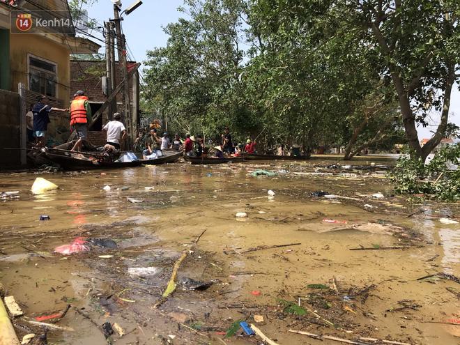 Các chuyên gia y tế khuyến cáo, trong và sau mưa, lũ, lụt, vô số vi sinh vật từ đất, bụi, rác, chất thải... hòa vào dòng nước, làm ô nhiễm môi trường và ảnh hưởng đến sức khỏe người dân.