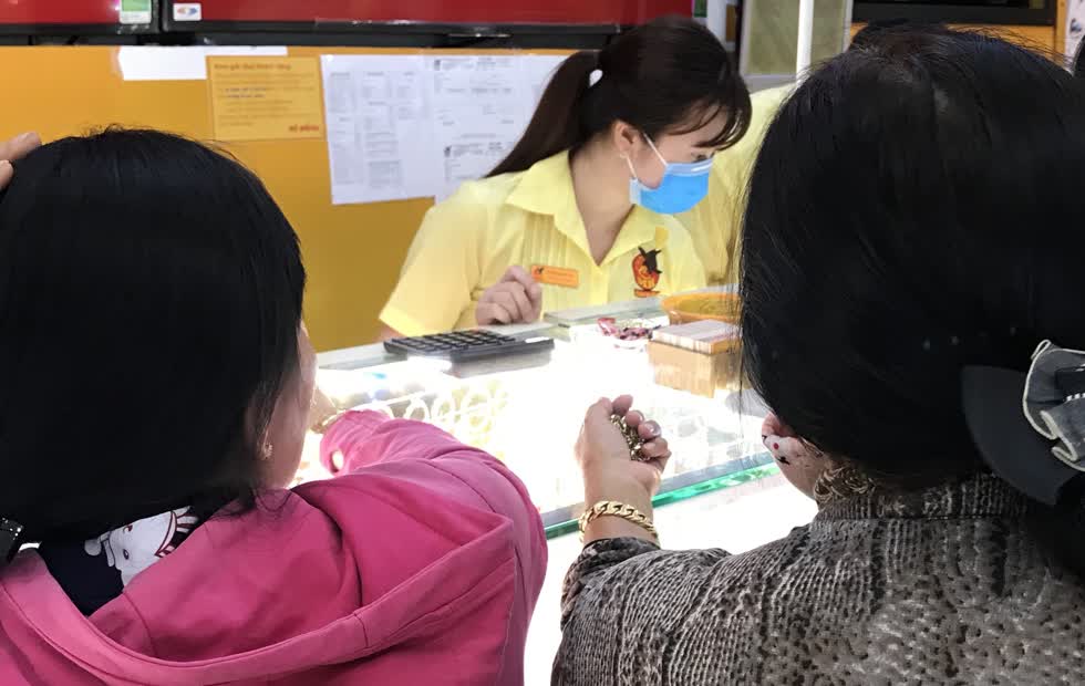 Tranh thủ giá vàng lên đỉnh, nhiều người bán chốt lời. Ảnh: Nguyên Phương.