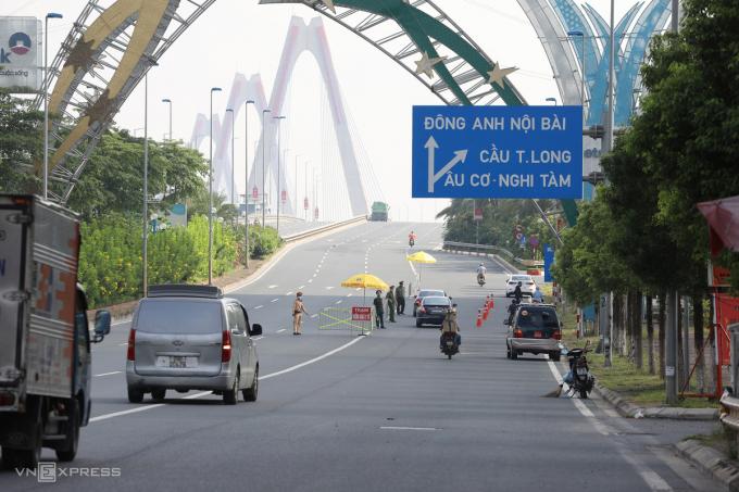   Chốt kiểm soát dựng tại đầu cầu Nhật Tân hướng ra ngoại thành.  