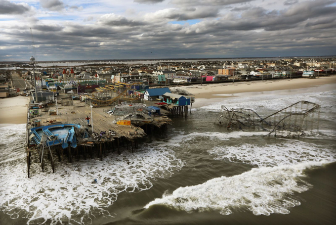 Một công viên giải trí ở Seaside Heights, New Jersey, bị bỏ hoang sau khi cơn bão Sandy tấn công khu vực này vào tháng 10 năm 2012. Cơn bão ảnh hưởng đến 24 tiểu bang và toàn bộ vùng biển phía đông, gây thiệt hại ước tính khoảng 70 tỷ USD. Hình ảnh Mario Tama