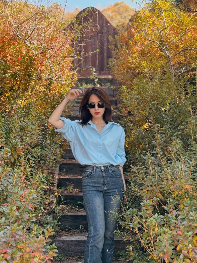   Tú Vi lên đồ đơn giản nhưng ghi điểm tuyệt đối. Sơ mi basic mix cùng quần jeans chưa bao giờ khiến chị em phải thất vọng trước độ tinh tế, thanh lịch và trẻ trung mà cặp đôi mang lại.  