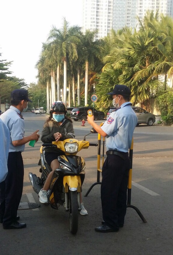 Kiểm tra thân nhiệt trước khi vào trường tại Trường Phổ thông Song ngữ Quốc tế Wellspring Saigon, quận 7, TP.HCM. 