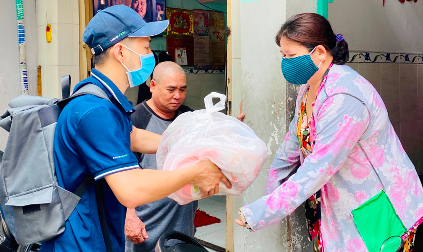   Những phần quà đã được trao tận tay những người dân khó khăn bởi ảnh hưởng của đại dịch.  