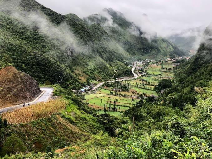 Đường xuống Sủng Là, đoạn đường ông Phạm Đình Dy cương quyết làm dù phải xa hơn đoạn qua Phố Bảng 5 cây số