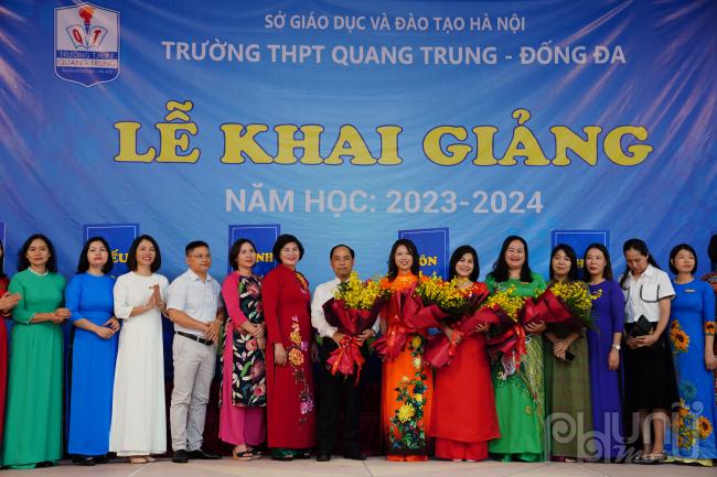 Cá thầy cô cùng những bó hoa tươi thắm trong ngày khai giảng năm học mới