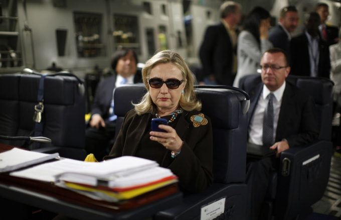 Bà Hillary Clinton khi còn đảm nhiệm chức ngoại trưởng Mỹ, đang kiểm tra chiếc điện thoại BlackBerry của bà trên chiếc máy bay quân sự hồi tháng 10-2011. Bà Clinton cho biết bà dùng email riêng để làm việc chính thức tại Bộ Ngoại giao và bà cảm thấy điều này rất thuận tiện. FBI đã điều tra xem liệu bà Clinton hay các trợ lý của bà có xử lý sai thông tin được phân loại một cách cố ý hoặc cẩu thả. Năm 2016, giám đốc FBI James Comey cho biết ông sẽ không đề nghị buộc tội bà Clinton, thay vào đó ông đã khiển trách bà và các trợ lý vì 