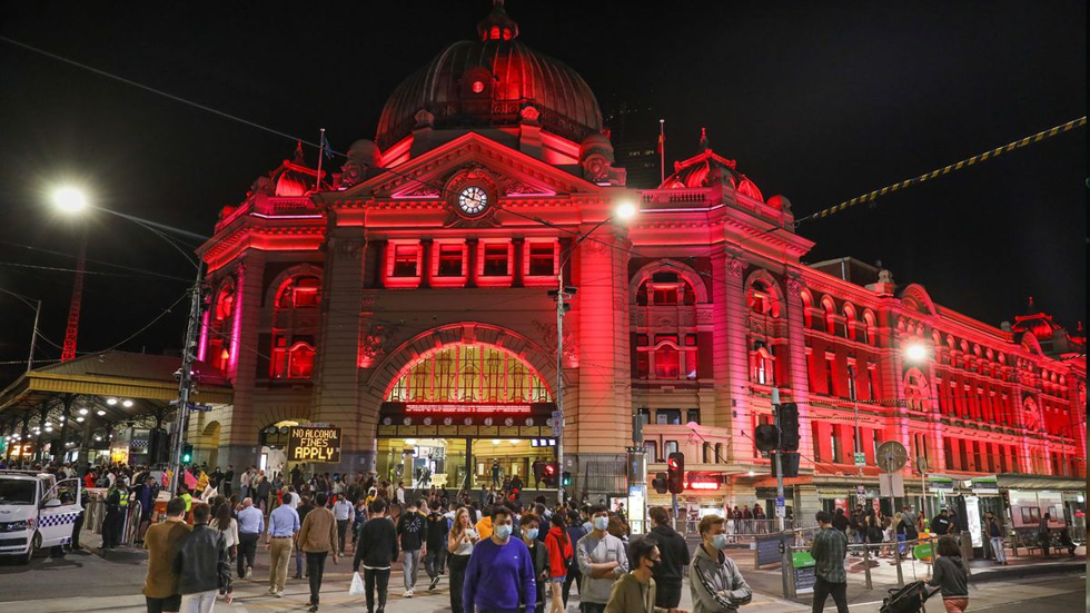   Quang cảnh chung của những người đi bộ qua Ga Flinders Street trong lễ kỷ niệm Đêm Giao thừa 2021.  