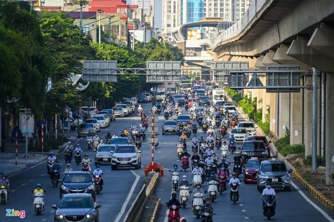 Nút giao huyết mạch hầm chui Thanh Xuân, mật độ phương tiện tham gia giao thông vào khung giờ cao điểm cũng khá đông.