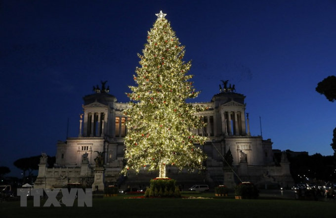   Cây thông Noel tại Rome, Italy. (Ảnh: THX/TTXVN)  