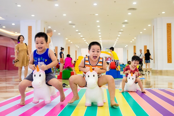 Các trò chơi vận động vừa giúp trẻ trở nên năng động, vừa được kết bạn.