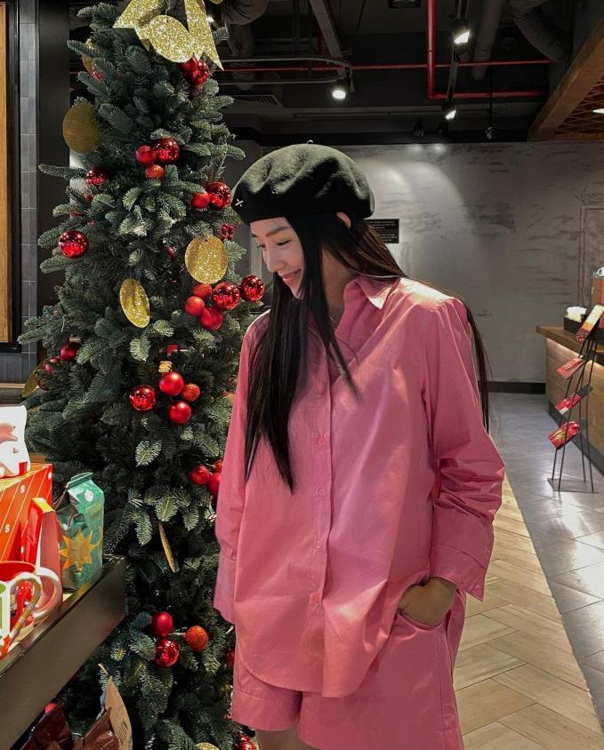   Set áo sơ mi màu hot pink siêu xinh của Salim siêu năng động và trẻ trung. Nàng nào mê style này có thể tham khảo ngay outfit này của Salim.   