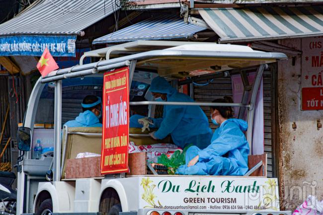 Sau khi phân loại khử khuẩn lương thực được các tổ cung ứng đem vào tận nơi phục vụ người dân. Mọi công đoạn đều do lực lượng chức năng thực hiện đưa tận tay người dân để đảm bảo  biện pháp phòng chống.