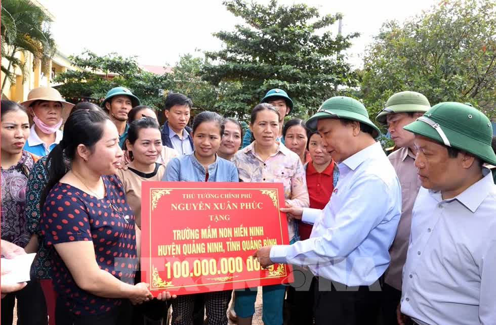   Thủ tướng Nguyễn Xuân Phúc kiểm tra công tác khắc phục hậu quả lũ lụt tại Quảng Bình và thăm trường Mầm non Hiền Ninh, xã Hiền Ninh, huyện Quảng Ninh. Ảnh: TTXVN  