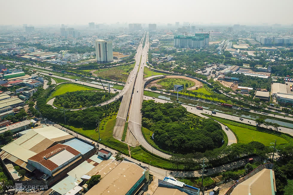   Đoạn cuối đường Võ Văn Kiệt giao với quốc lộ 1 tại huyện Bình Chánh, TP.HCM. Ảnh: VnExpress.    