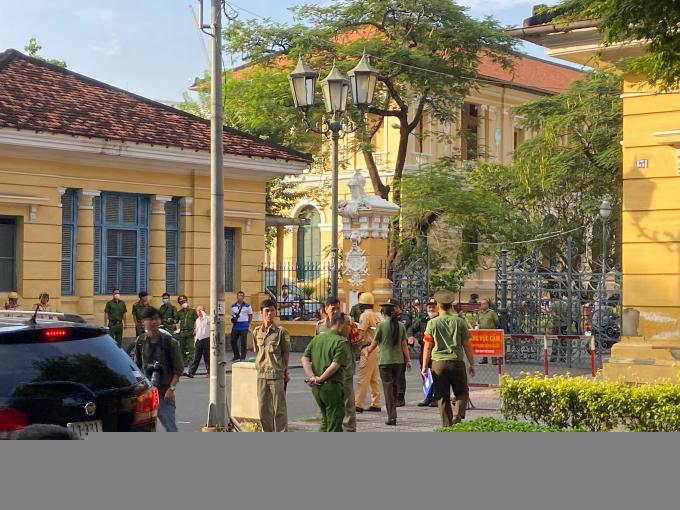 Lực lượng chức năng được bố trí xung quanh trụ sở toà và thiết lập nhiều hàng rào, yêu cầu đám đông giải tán khỏi khu vực trước phiên toà. 