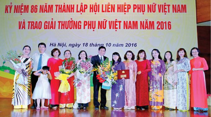 Đại diện tập thể nữ Khoa Sinh học, trường ĐHKHTN nhận Giải thưởng Phụ nữ Việt Nam năm 2016.