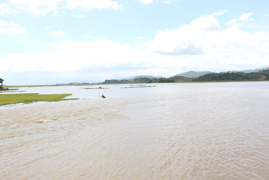 Toàn bộ 1.000ha lúa sắp thu hoạch chìm trong biển nước do vỡ đê.