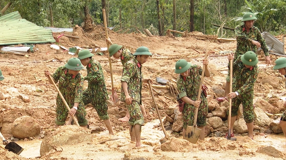 Bộ đội Quân khu 4 tiến hành tìm kiếm cứu nạn tại hiện trường