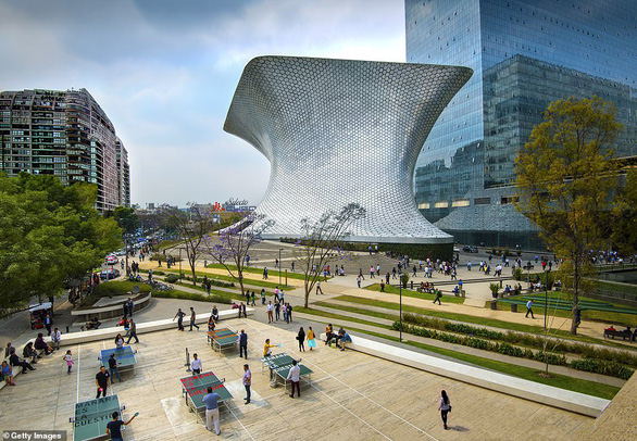 Bảo tàng Museo Soumaya ở Mexico cũng nằm trong những kỳ quan được Daily Mail khuyến khích đến trải nghiệm nếu có điều kiện.