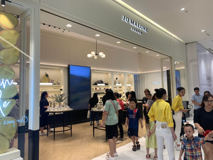 Cả Hà Nội dập dìu đi shopping tại Lotte Mall West Lake: Jo Malone, Maison Margiela, Lush... lần đầu đổ bộ, brand lớn đua nhau sale đến 50%