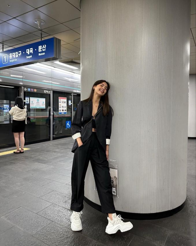   Cuối cùng là giao diện chuẩn thời thượng và phóng khoáng với áo blazer oversize, quần ống rộng và giày thể thao của Yaya Urassaya. Dù hiếm khi ''lên đồ'' kiểu này nhưng không thể phủ nhận rằng, mỹ nhân lai này có thể ''cân'' được mọi style, dù là bánh bèo hay phá cách.   