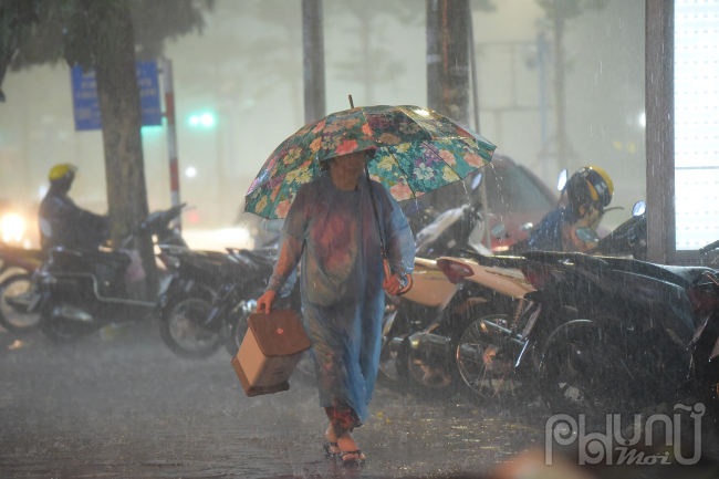  Cơn mưa kéo tới nhanh chóng kéo tới kèm theo gió giật, sấm chớp sau nhiều ngày nắng nóng, oi bức.