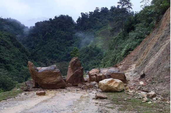   Mưa lớn gây sạt lở gây ách tắc giao thông - Ảnh: Hóng biến Hà Giang.