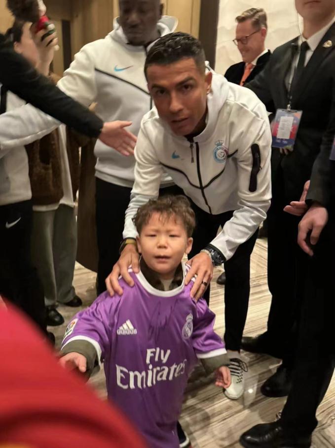 Ronaldo dỗ dành khi thấy một fan nhí đang khóc. Ảnh: Sohu