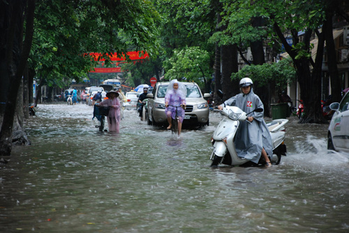 Bắc Bộ mưa giông kéo dài, người đi đường cần chú ý những điều gì? 