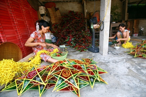 Lồng đèn ông sao đắt hàng, làm không kịp bán