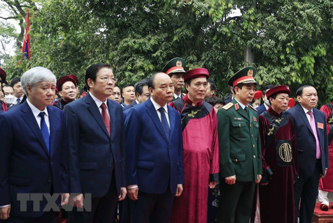 Chủ tịch nước Nguyễn Xuân Phúc cùng Lãnh đạo Đảng, Nhà nước dâng hương tại đền Thượng trong Khu Di tích lịch sử Quốc gia đặc biệt Đền Hùng (tỉnh Phú Thọ). (Ảnh: Thống Nhất/TTXVN)