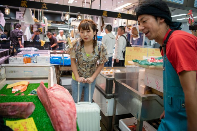 Chizui chọn mua nguyên liệu ở khu chợ Toyusu trong cửa hàng của Yusuke Yamazaki 