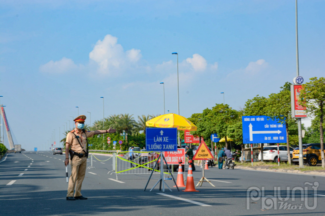   Chốt kiểm soát liên ngành phòng, chống dịch Covid-19 tại đầu cầu Nhật Tân.   