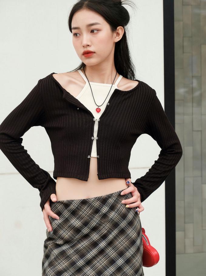 Thiết kế cardigan đến từ Olari Clothing hứa hẹn sẽ mang đến cho chị em vẻ ngoài cá tính và thu hút tuyệt đối. Đáng nói, dù có chất liệu dày dặn nhưng em áo này chỉ có giá 189k mà thôi. 