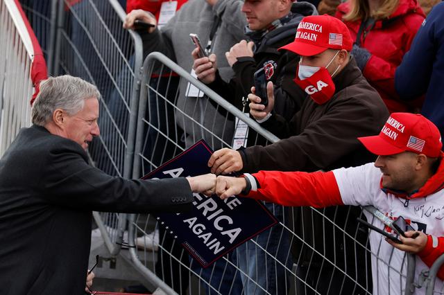   Chánh văn phòng Nhà Trắng Mark Meadows chào những người ủng hộ Tổng thống Mỹ Donald Trump trong cuộc mít tinh vận động tranh cử tại Sân bay Vùng Reading ở Reading Pennsylvania vào ngày 31/10. Ảnh: Reuters.  