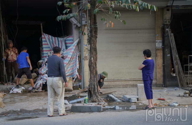 Gia đình bà Nguyễn Thủy (Giảng Võ, Hà Nội) cho biết, suốt một tháng nay doanh thu sụt giảm do bị ảnh hưởng của việc đào xới vỉa hè. “Cửa hàng tôi kinh doanh mặt hàng sắt thép, khách đến xem, vận chuyển đi lại nhiều nên việc đào xới vỉa hè khiến công việc kinh doanh của chúng tôi gặp rất nhiều khó khăn. Vỉa hè thì đào xới thế này cả tháng trời chưa xong chúng tôi biết làm thế nào, chưa kể tiếng cắt inh ỏi, bụi mịn”, bà Thủy bức xúc.