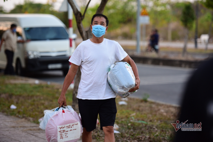 Đồ đạc được các phụ huynh gửi vào đóng gói và ghi tên cẩn thận để tránh nhầm lẫn.