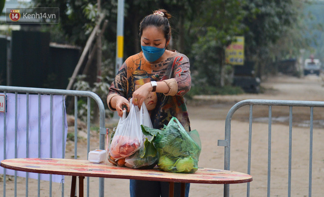 Người bên trong khu cách ly sẽ nhận đồ tiếp tế ở bàn khi người đưa đồ rời đi.