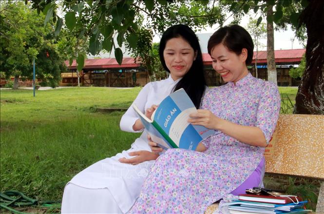 Em Trần Ngọc Đan Thanh (học sinh lớp 12A4, Trường Trung học Phổ thông Nghĩa Minh, huyện Nghĩa Hưng, tỉnh Nam Định) chia sẻ niềm vui với cô giáo về thành tích đạt điểm tuyệt đối môn Ngữ văn. 