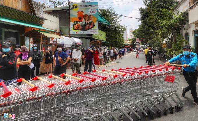           Đa số người dân phải xếp hàng chờ 2-3 giờ mới vào mua được nhu yếu phẩm, lương thực.          