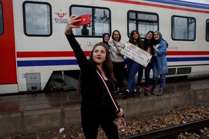 Một du khách chụp ảnh selfie với bạn bè trước khi chuyến tàu tốc hành Dogu Express khởi hành từ Ankara.