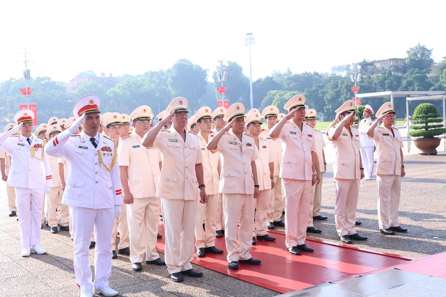 Đoàn đại biểu Bộ Công an đặt vòng hoa và vào Lăng viếng Chủ tịch Hồ Chí Minh - Ảnh: VGP/Nhật Bắc