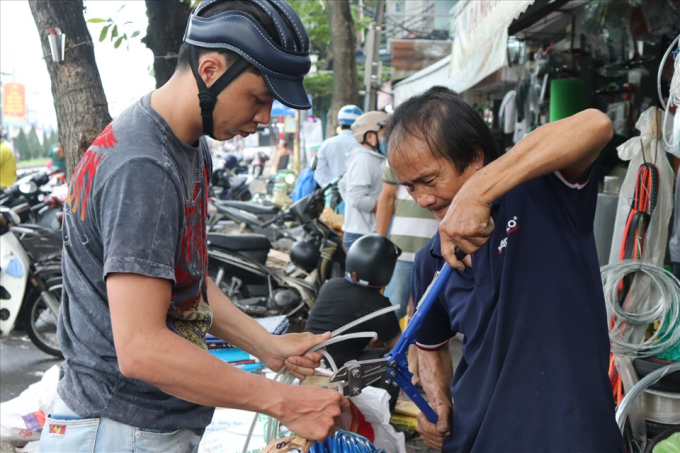 Bao đựng cát và dây để chằng, chống bão trong tình trạng hết hàng.