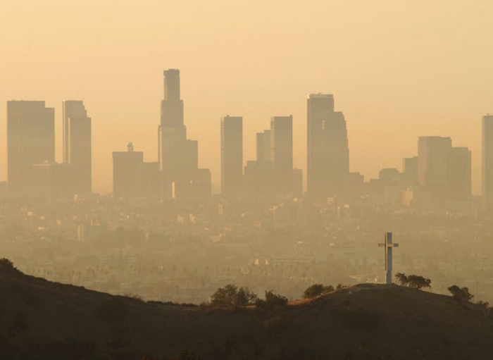 Los Angeles, California, Mỹ được biết đến với khói bụi và mật độ giao thông dày đặc. Nhưng bức ảnh chụp (phải) cho thấy dãy núi San Gabriel vào ngày 14/4/2020 trở nên trong xanh. Theo Business Insider, việc cải thiện ô nhiễm không khí có thể là kết quả của việc có ít máy bay và ô tô trên đường hơn.