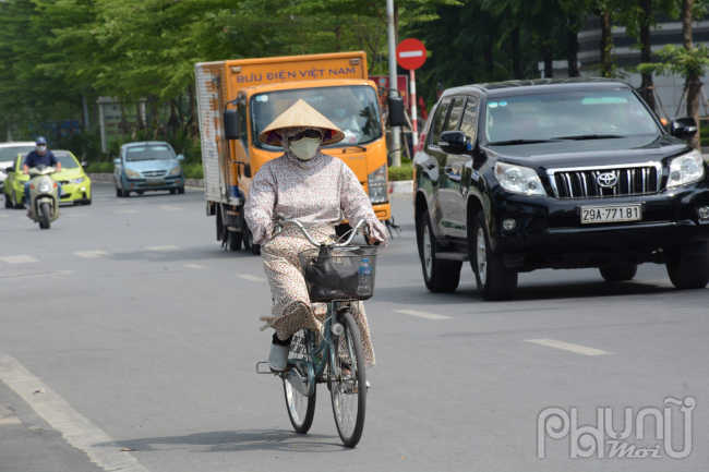 Bịt kín người để chống nóng khi ra đường.